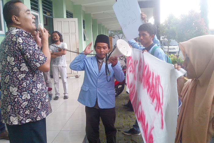 Kembang Tujuh Rupa untuk Dosen yang Diduga Terlibat Asusila