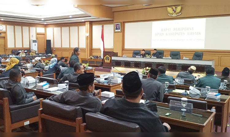 DPRD Gresik ketika menggelar paripurna menyepakati interpelasi Bupati atas Banjir Kali Lamong, beberapa waktu lalu. foto: SYUHUD/ BANGSAONLINE