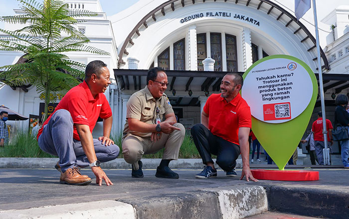 Direktur Bisnis dan Pemasaran SIG, Aulia Mulki Oemar (kanan), Kepala Dinas Bina Marga DKI Jakarta, Hari Nugroho (tengah), dan Direktur Utama PT Solusi Bangun Beton, Giri Prabowo (kiri) saat di trotoar Pos Bloc. Foto: Ist