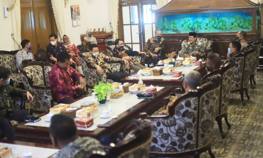 TENTUKAN JADWAL: Rapat koordinasi membahas Pilkades Serentak Sidoarjo, di Pendapa Delta Wibawa, Kamis (2/7). foto ist
