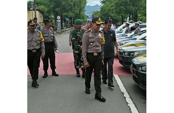 Kapolres Pacitan AKBP Setyo K Heriyatno saat meninjau pasukan.