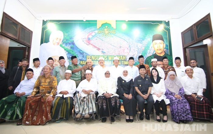 Gubernur Jatim Khofifah Indar Parawansa bersama Wagub Emil Elestianto Dardak bersilaturahmi ke PWNU Jatim. Di sana Khofifah ditemui pengurus PWNU dan sejumlah kiai khos. foto: ist