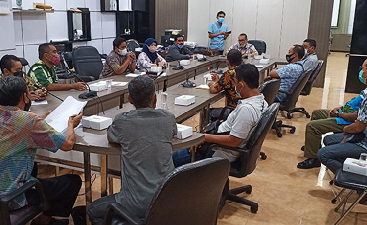 Komisi I DPRD Gresik saat hearing dengan Kades Kembangan, RT/RW, beserta pihak Kecamatan Kebomas. (foto: SYUHUD/ BANGSAONLINE)