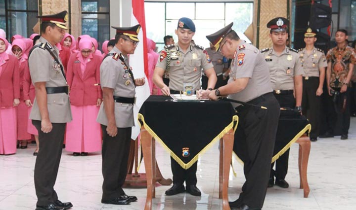 Kapolda Jatim Irjen Pol. Luki Hermawan saat memimpin sertijab Kapolresta Sidoarjo.