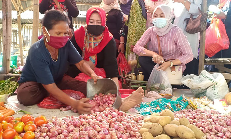 Disambangi Cawabup Lisdyarita, Pedagang Pasar Balong Menyatakan Siap Dukung Paslon Nomor Urut 1