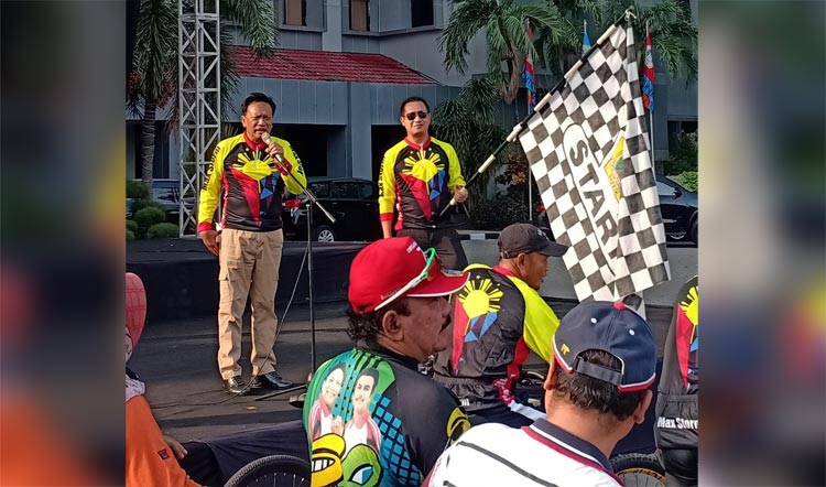 Bupati Gresik Sambari Halim Radianto saat melepas peserta Gowes bersama Forkopimda. foto: ist.