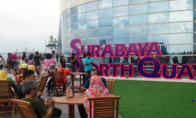 Suasana di ‘puncak’ Surabaya North Quay, besantai sambil menatap laut. Foto: repro phinemo.com