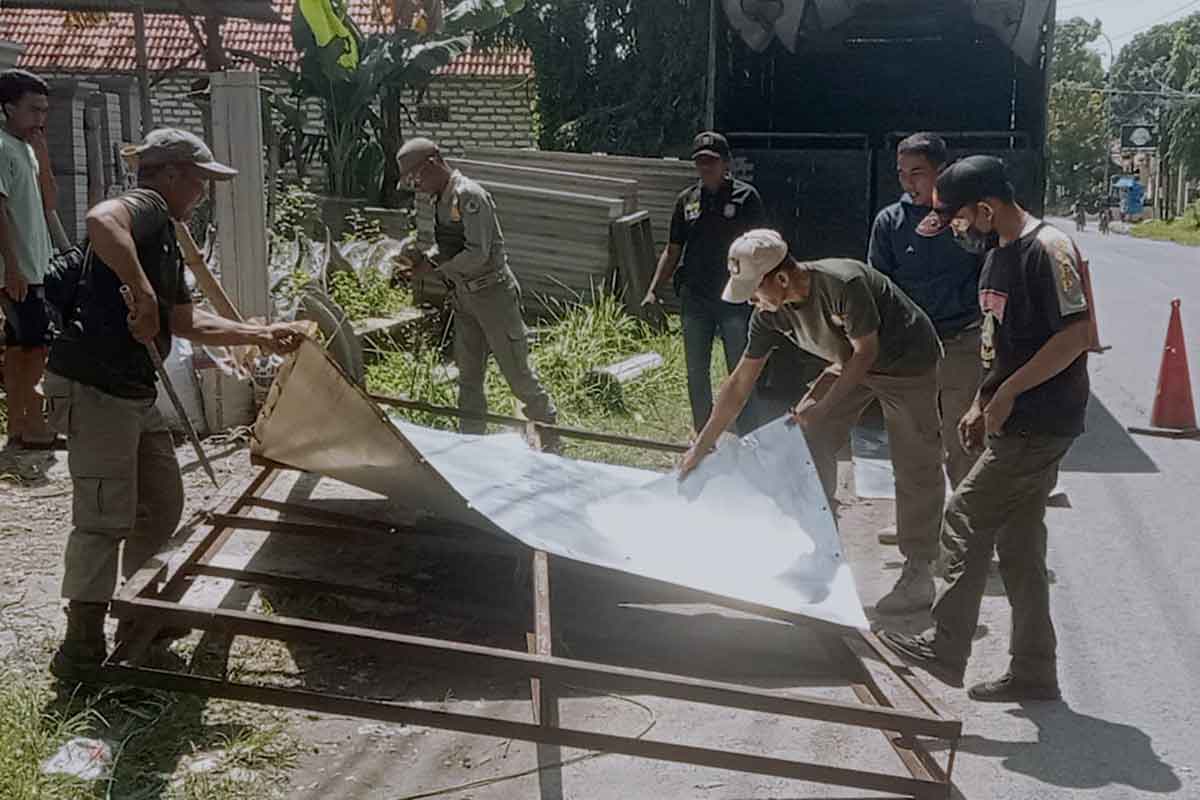 Reklame yang tidak mengantongi izin yang ditertibkan oleh Satpol PP kabupaten Pamekasan.