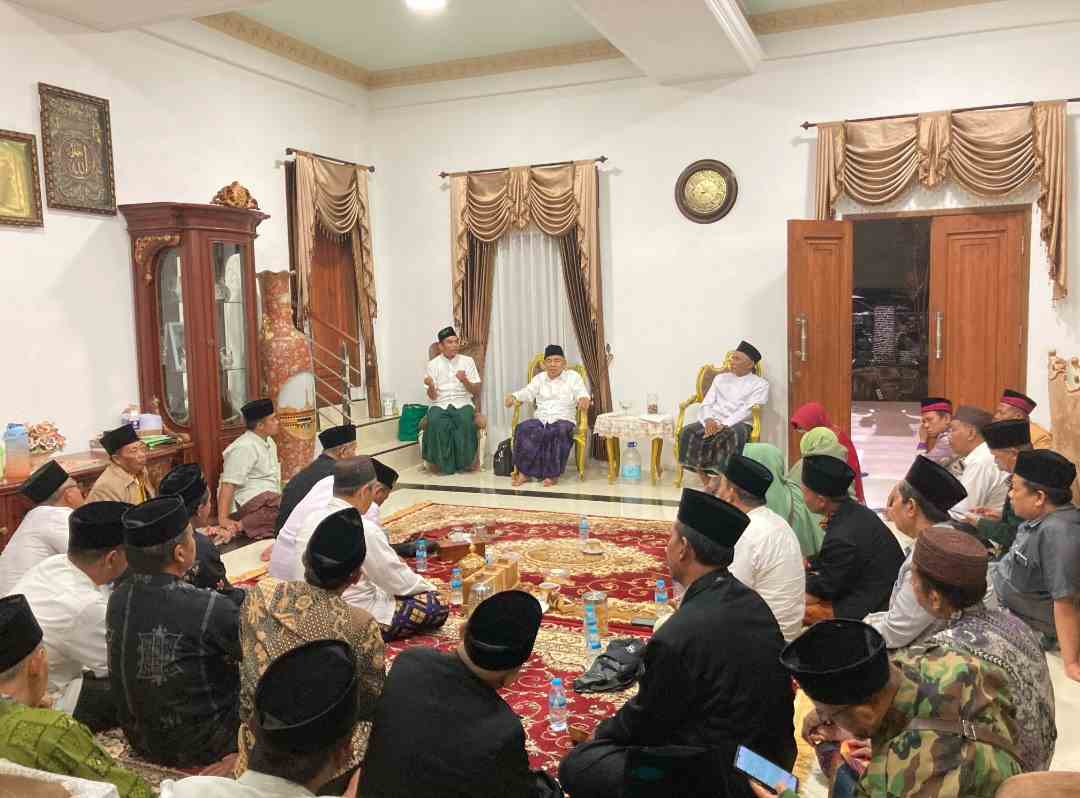 Sebanyak 14 Ketua Majelis Wakil Cabang Nahdlatul Ulama (MWC NU) se-Kabupaten Mojokerto berkumpul di Pondok Pesantren Amanatul Ummah Pacet Mojjokerto pada Minggu, (21/04). Mereka melakukan doa bersama untuk kemenangan Muhammad Al Barra (gus Barra) dalam pemilihan bupati Mojokerto pada 27 November 2024. Prof Dr KH Asep Saifuddin Chalim, MA, memimpin doa dalam acara tersebut. Foto: M Sulthon Neagara/bangsaonline