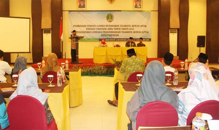 Para Kafilah MTQ Kota Pasuruan saat mengikuti pembukaan pembinaan MTQ Tingkat Provinsi.