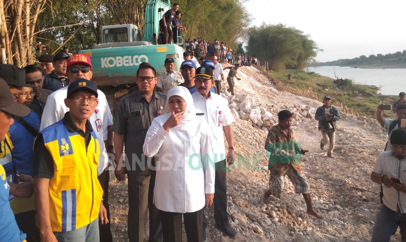 Gubernur Jawa Timur, Khofifah Indar Parawansa melakukan peninjauan tanggul Sungai Bengawan Solo yang retak di Desa Sembungrejo, Kecamatan Plumpang, Kabupaten Tuban, Minggu (1/12) sore.