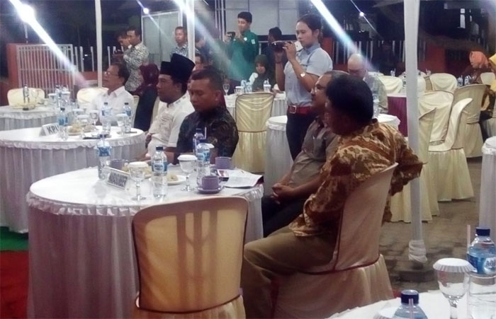 Dandim Pacitan, Letkol (kav) Aristoteles Hekeng Nusa Lawitang saat menghadiri forum cangkrukan warga di KPU Pacitan.