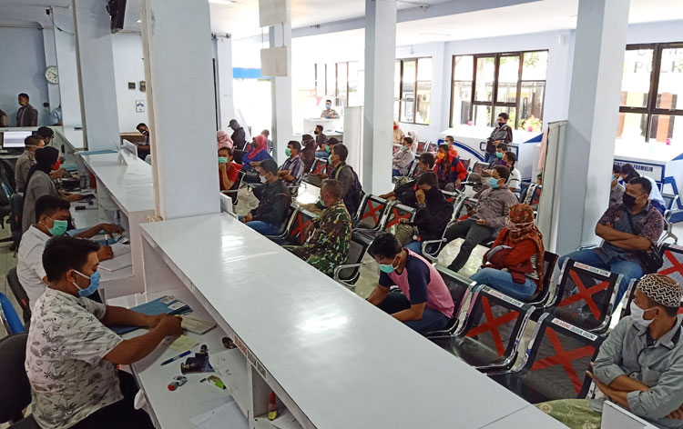 Satlantas Polres Pasuruan Terapkan Social Distancing di Pelayanan SIM