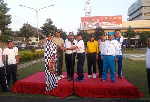 Pemberangkatan peserta jalan sehat di halaman Mapolda.