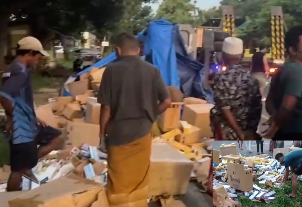 Truk Pengangkut Rokok Ilegal dari Arah Pamekasan Terguling di Sampang, Muatan Tumpah ke Jalan