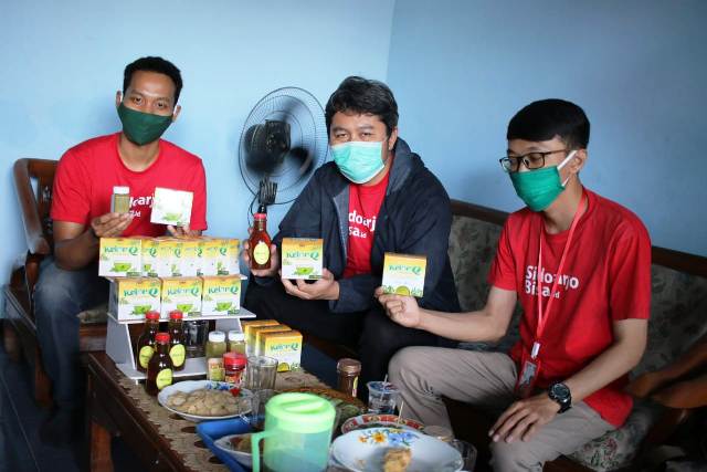 SAMBANG UMKM: Founder Sidoarjo Bisa Achmad Amir Aslichin (Mas Iin) mengunjungi UMKM produk minuman di Sidoarjo, belum lama ini. foto: ist.