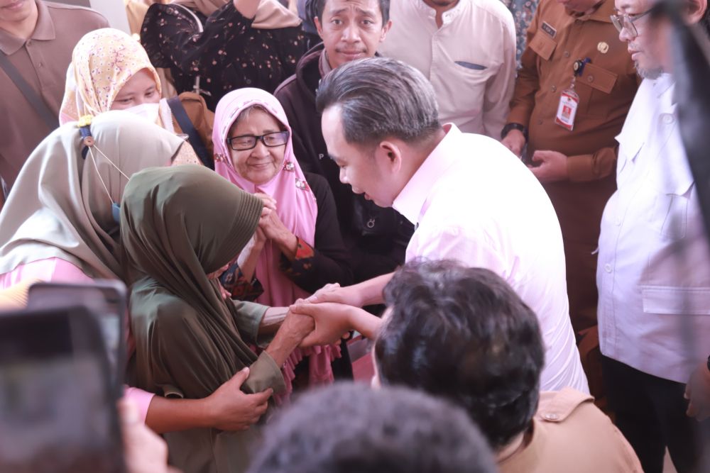 Bupati Jember, Muhammad Fawait saat menyapa lansia di RSD Kalisat