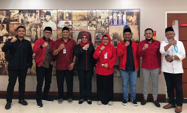 Gus Yani dan Bu Min didampingi Ketua DPC PDIP Gresik Mujid Riduan ketika menghadiri undangan DPP PDIP. foto: ist.
