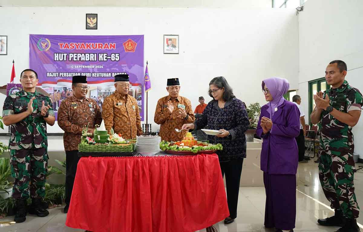 Pj Wali Kota Kediri, Zanariah, saat memotong tumpeng ketika menghadiri tasyakuran HUT ke-65 PEPABRI. Foto: Ist