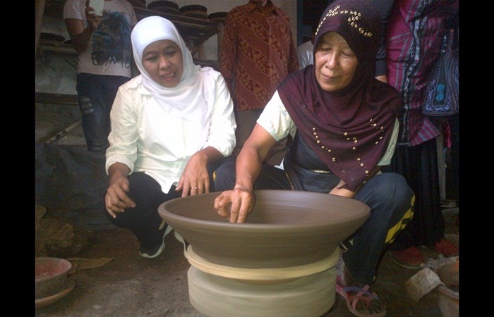 Khofifah saat melihat hasil kerajinan: Foto: SOFFAN/BANGSAONLINE