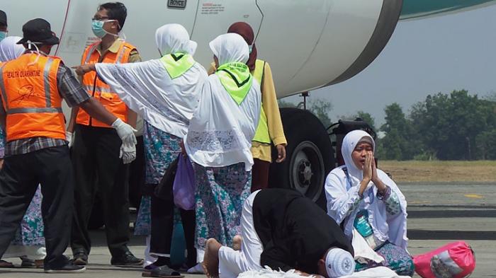 Rombongan haji yang langsung sujud syukur begitu tiba ditanah air. Foto : istimewa
