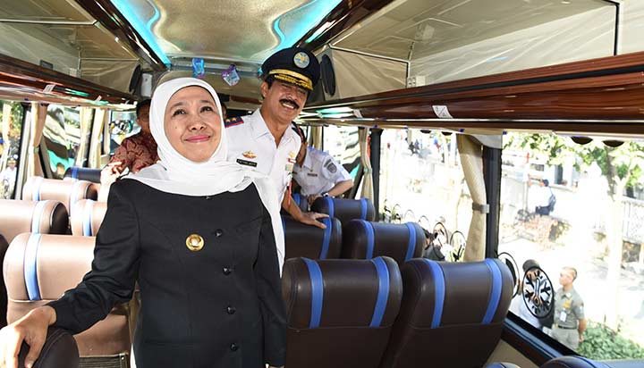 Gubernur Jatim, Khofifah Indar Parawansa bersama Kadishub Jatim RB. Fattah Jasin melakukan pengecekan kesiapan angkutan lebaran 2019. foto: ist