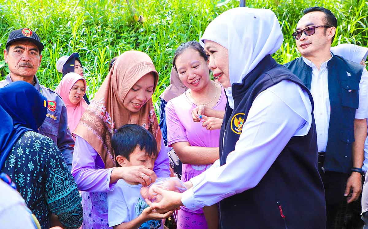 Tinjau Pasar Murah di Malang, Gubernur Khofifah Apresiasi Antusias Masyarakat