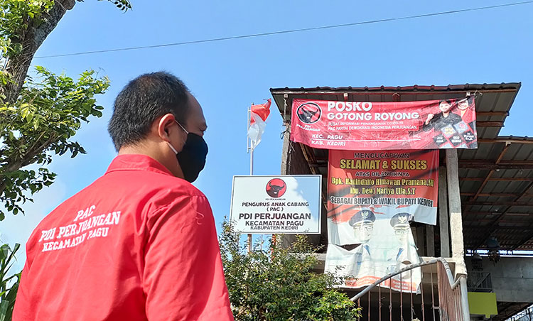 Sudarji, Ketua PAC PDI Perjuangan Kecamatan Pagu saat berada di Posko Gotong Royong. (foto: MUJI HARJITA/ BANGSAONLINE)