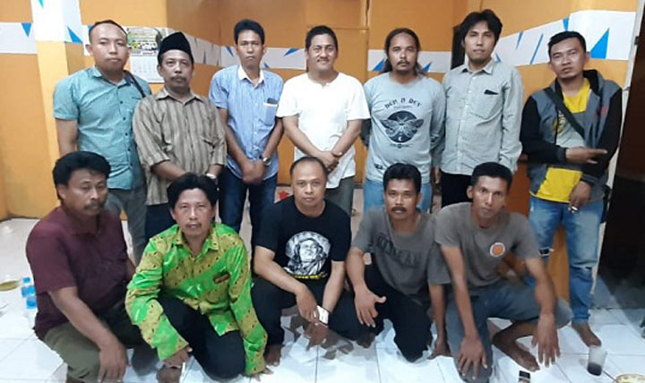 M. Sukoiri bersama para relawan dan kordes di Kecamatan Gresik. foto: ist.