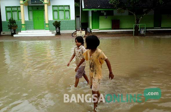 Kondisi halaman SDN 2 Ngadirenggo Kecamatan, Pogalan Trenggalek. foto: HERMAN/ BANGSAONLINE