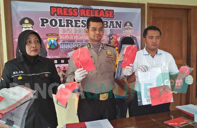 Wakapolres Tuban Kompol Arief menunjukkan barang bukti berupa buku rekening. foto: GUNAWAN WIHANDONO/ BANGSAONLINE