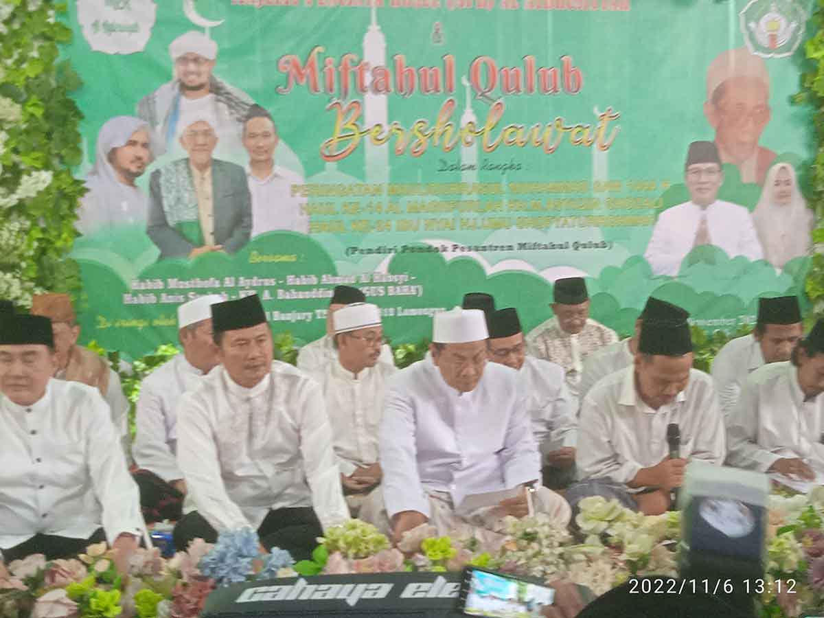 Peringati Maulid Nabi Muhammad di Ponpes Lamongan, Gus Baha': Tauhid Adalah Solusi Semua Masalah