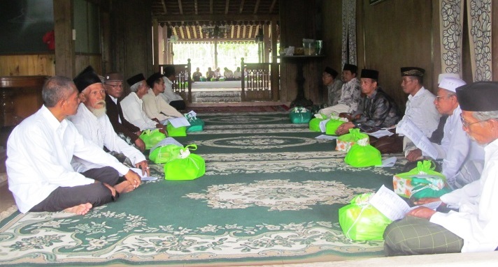 ISTIGHATSAH. Suasana istighatsah yang digelar tim pemenangan Jokowi-JK di Balai Rakyat Joglo Bakalan, Kecamatan Singgahan Tuban. foto : suwandi/bangsaonline