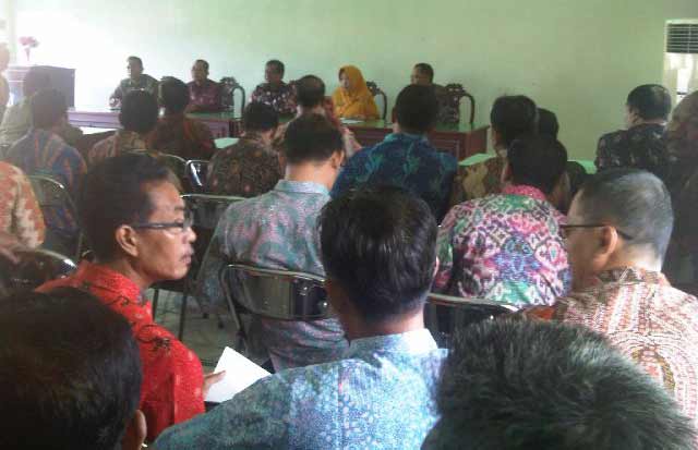 Rombongan Sekda saat sidak di Dinas Pendidikan. (foto: faisal/BANGSAONLINE)