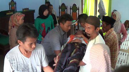 Terdakwa investasi bodong saat dibopong keluar ruang sidang PN Sumenep.
foto: rahmatullah/ BANGSAONLINE