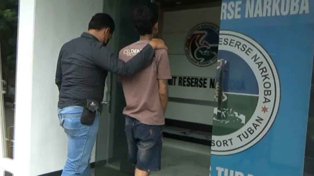 Pelaku berinisal MRI (28) pemuda asal Desa Sedan, Kecamatan Sedan, Kabupaten Rembang, saat digelandang di Polres Tuban, Rabu (9/11/2022)