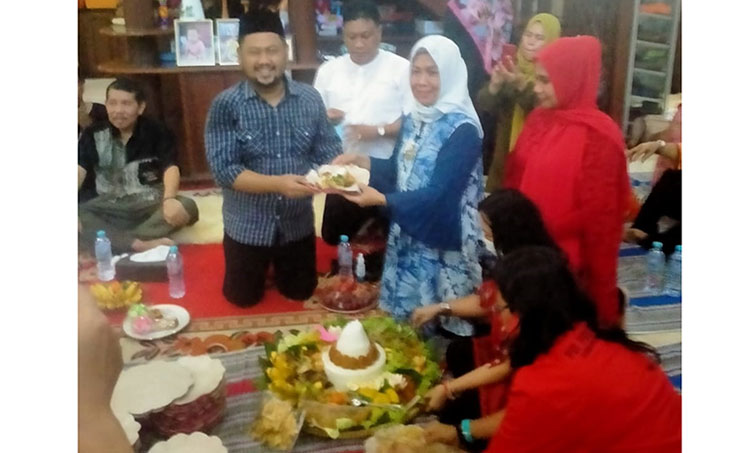 Istri Bambang Suhartono (Bambang Ger) Ir. Hj. Siti Muafiyah saat menyerahkan potongan tumpeng kepada Gus Yani. (foto: ist)