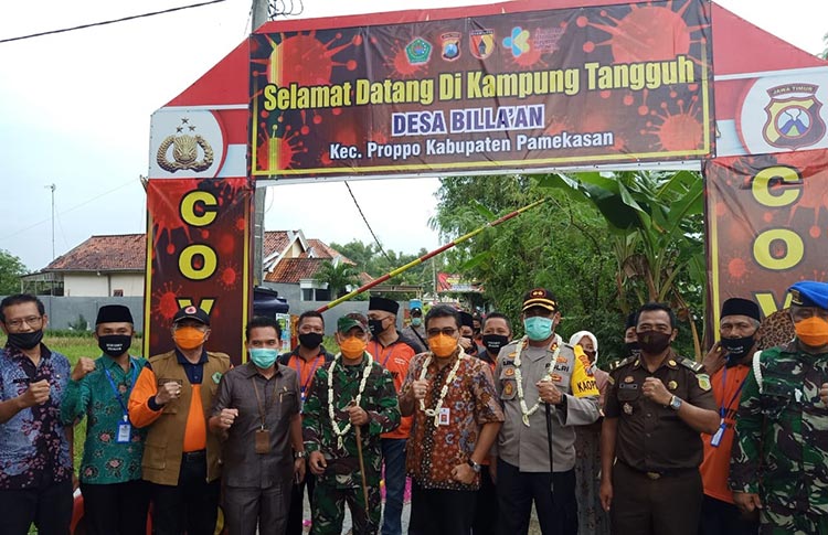 Kapolres bersama Dandim 0826/Pamekasan saat meresmikan Kampung Tangguh sebagai bentuk upaya pencegahan Covid-19 di Kabupaten Pamekasan.