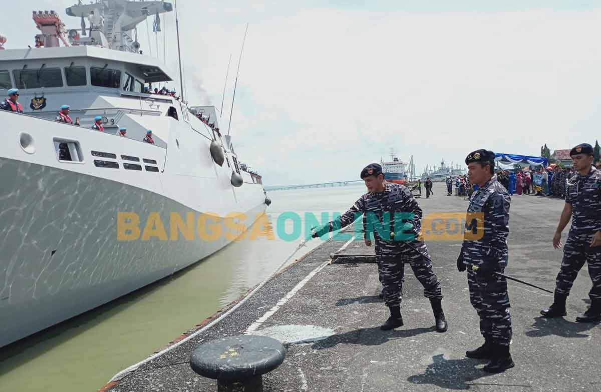 Pangkoarmada II, Laksda TNI TSNB Hutabarat, ketika memberangkatkan KRI Frans Kaisepo-368 yang tergabung dalam Satgas MTF TNI Konga XXVIII-N/UNIFIL 2022. Foto: DEVI FITRI AFRIYANTI/BANGSAONLINE