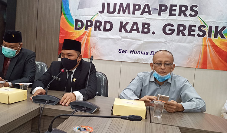 Ketua DPRD Gresik, Moch. Abdul Qodir (tengah) bersama Wakil Ketua Ahmad Nurhamim dan Mujid Riduan ketika memberikan keterangan pers, Minggu (4/10). (foto: SYUHUD/ BANGSAONLINE)