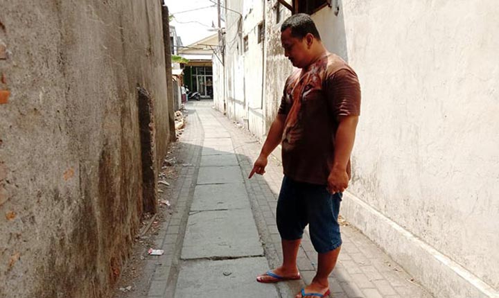 Korban ketika menunjukkan lokasi ditemukan sepeda motor yang diduga milik pelaku curanmor. Motor tersebut diparkir melintang menutupi jalan tersebut.