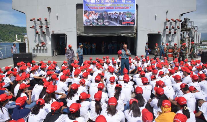 Upacara Pembukaan Satgas PPKM di Helly Deck KRI dr. Soeharso-990.