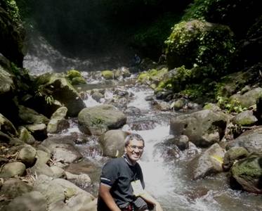 ?jalan menuju air terjun Ketegan, hinggap di atas batu licin, ataukah menyusuri jalan setapak pinggir kali. foto:rosihan c anwar/bangsaonline