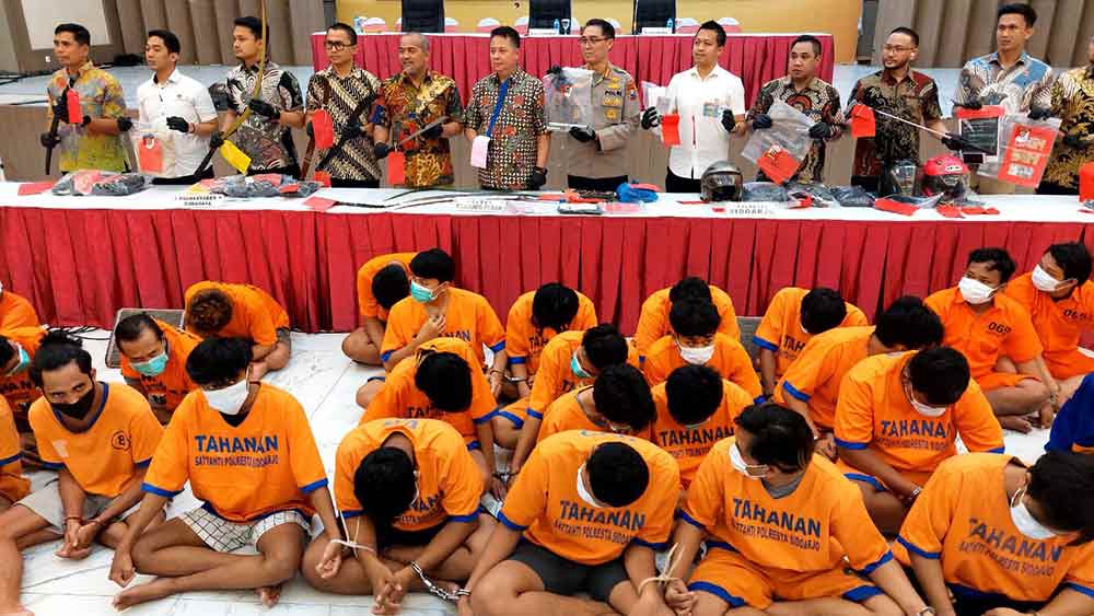Polda Jatim Gelar Hasil Operasi Pekat Semeru 2025, Ada 2.300 Tersangka Termasuk dari Debt Collector