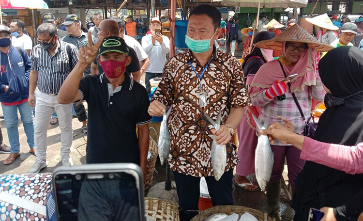 Pilbup Lamongan 2020: Yuhronur Janji Akan Benahi Fasilitas dan Bangun Cold Storage di Pasar Ikan