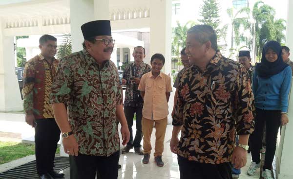 Pak De Karwo bersama M Nuh di kantor gubernur Jawa Timur, Jumat (29/1/2016). foto: didi rosadi/ BANGSAONLINE