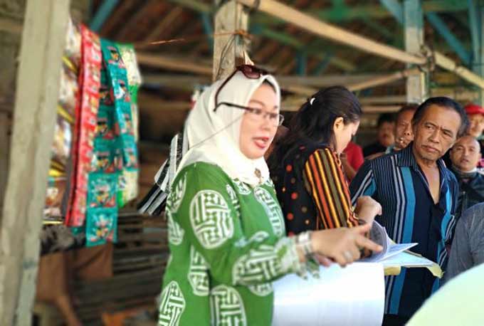 Ketua majelis hakim PTUN Surabaya Liza Falianti saat membuka sidang PS di pasar Tulakan Kabupaten Pacitan. (foto: Yuniardi Sutondo/ bangsaonline)