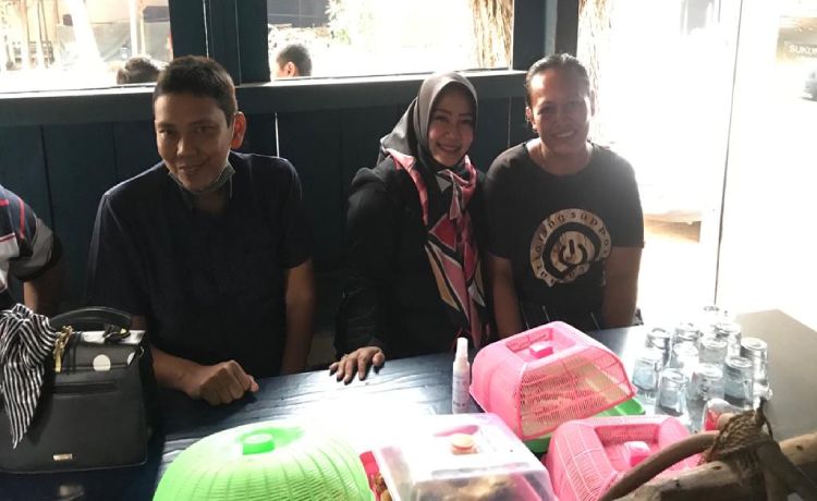 Usai Kampanye, Cawabup Lisdyarita Cicipi Soto Khas Wringinanom