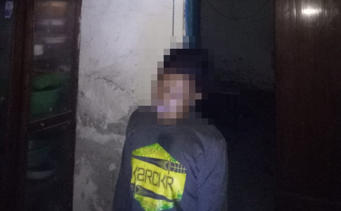 Jenazah korban saat masih menggantung di lilitan tampar.