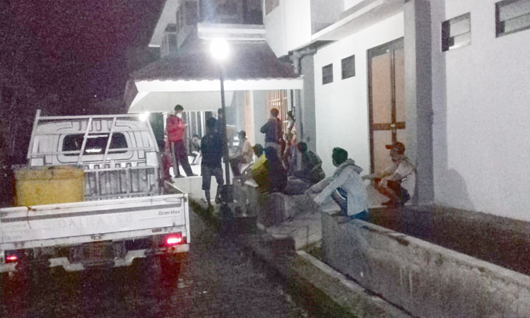 Belasan nelayan andon yang digiring ke wisma atlet untuk karantina, Sabtu (28/3) malam.